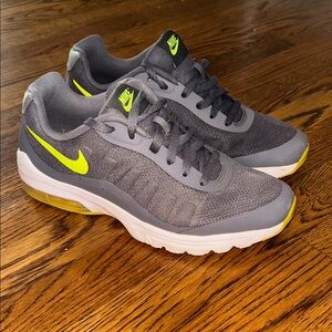 Nike Men’s Gray Sneakers with Neon Yellow Accents